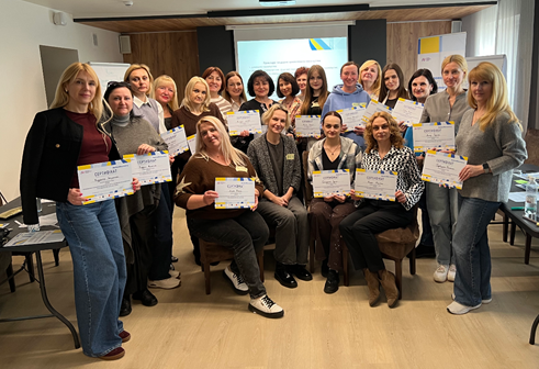 Сертифікація. Наснажені учасниці тренінгу вдячні тренеркам за навчання